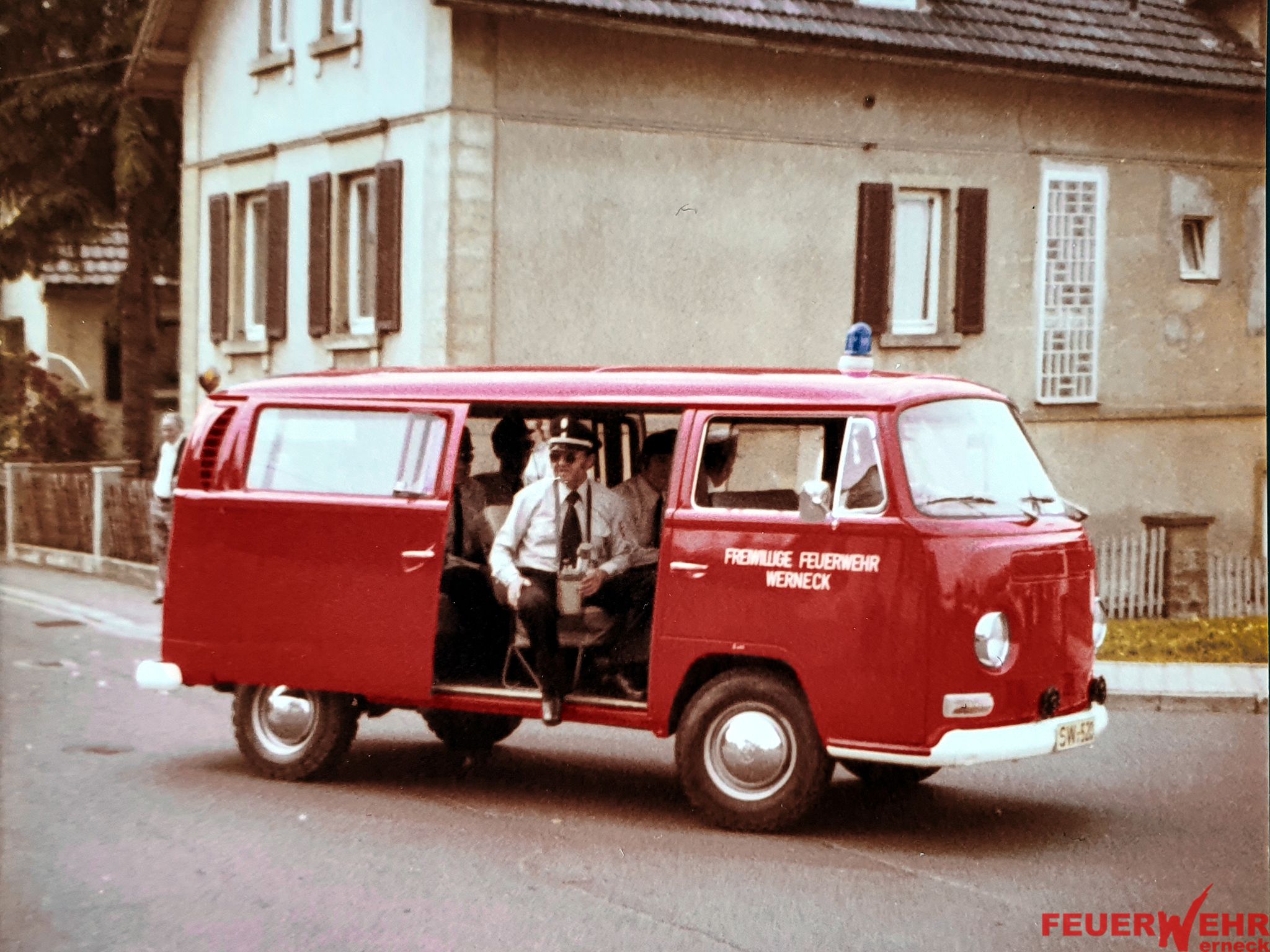 Kommandant Franz Fuchs im T2 an der Spitze des Festumzugs zu 105 Jahre Feuerwehr Werneck 1978