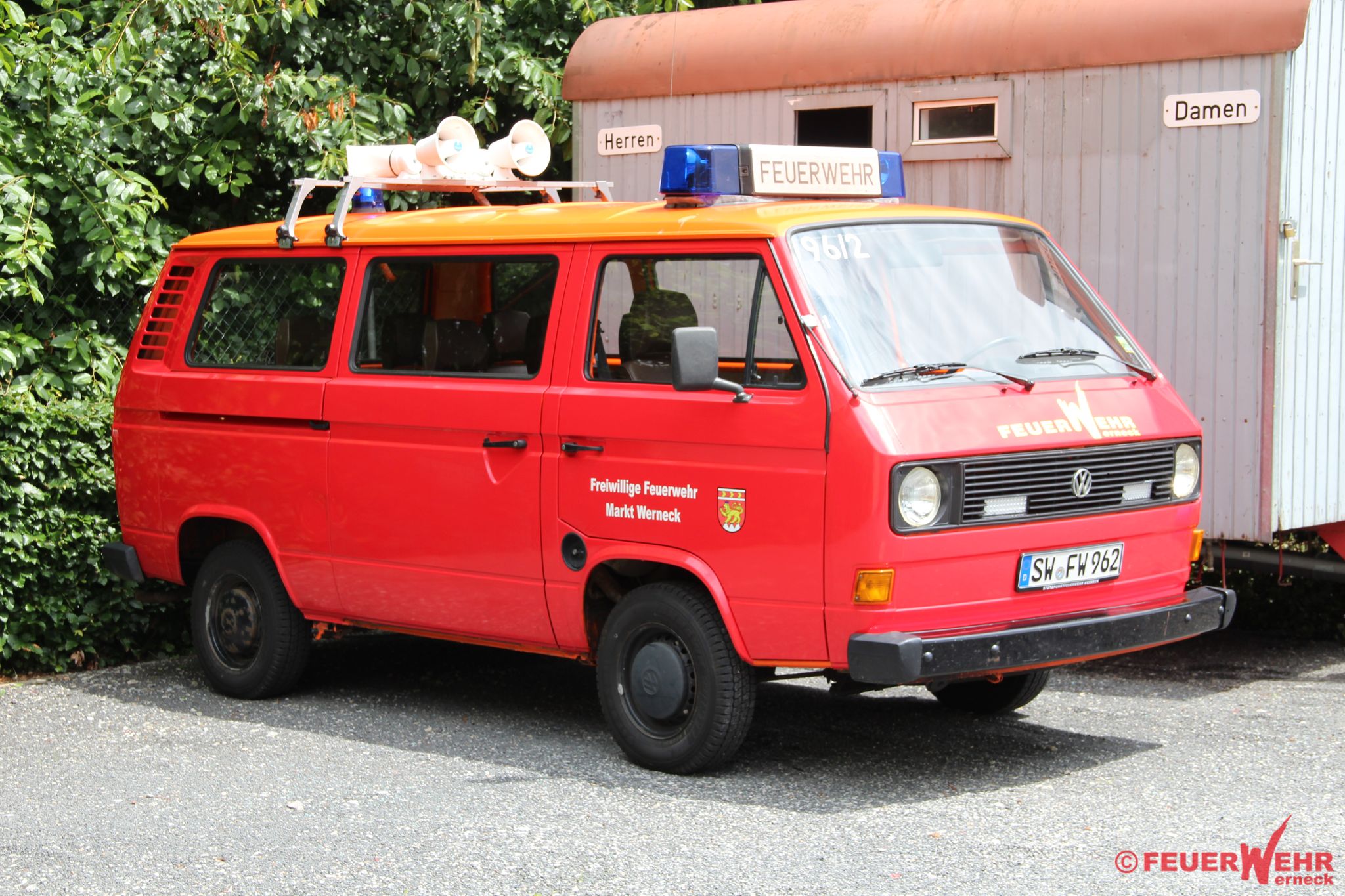 Nach der Übernahme durch den Markt Werneck, rot foliert mit organgenem Dach